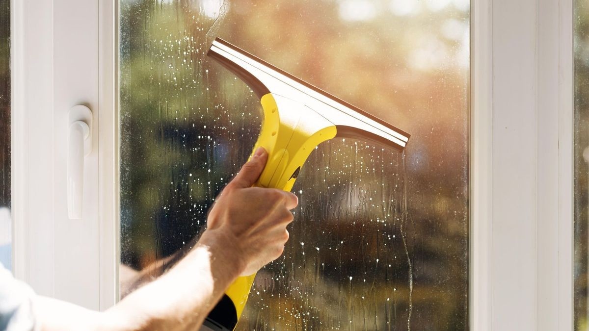 Pair a Window Vacuum With a Low-Residue Cleaner