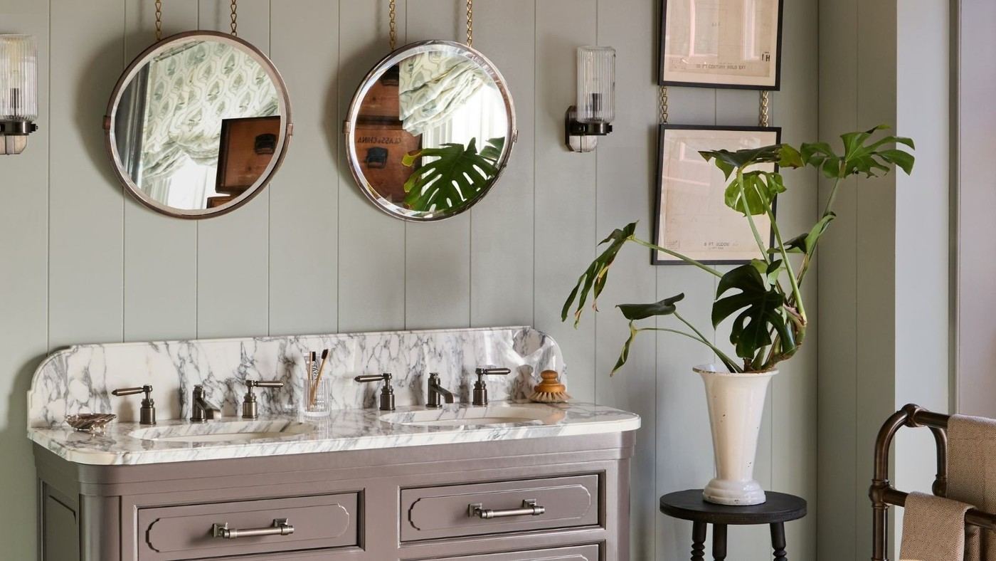 A Light Mist and Clean Microfiber for Mirror Smears