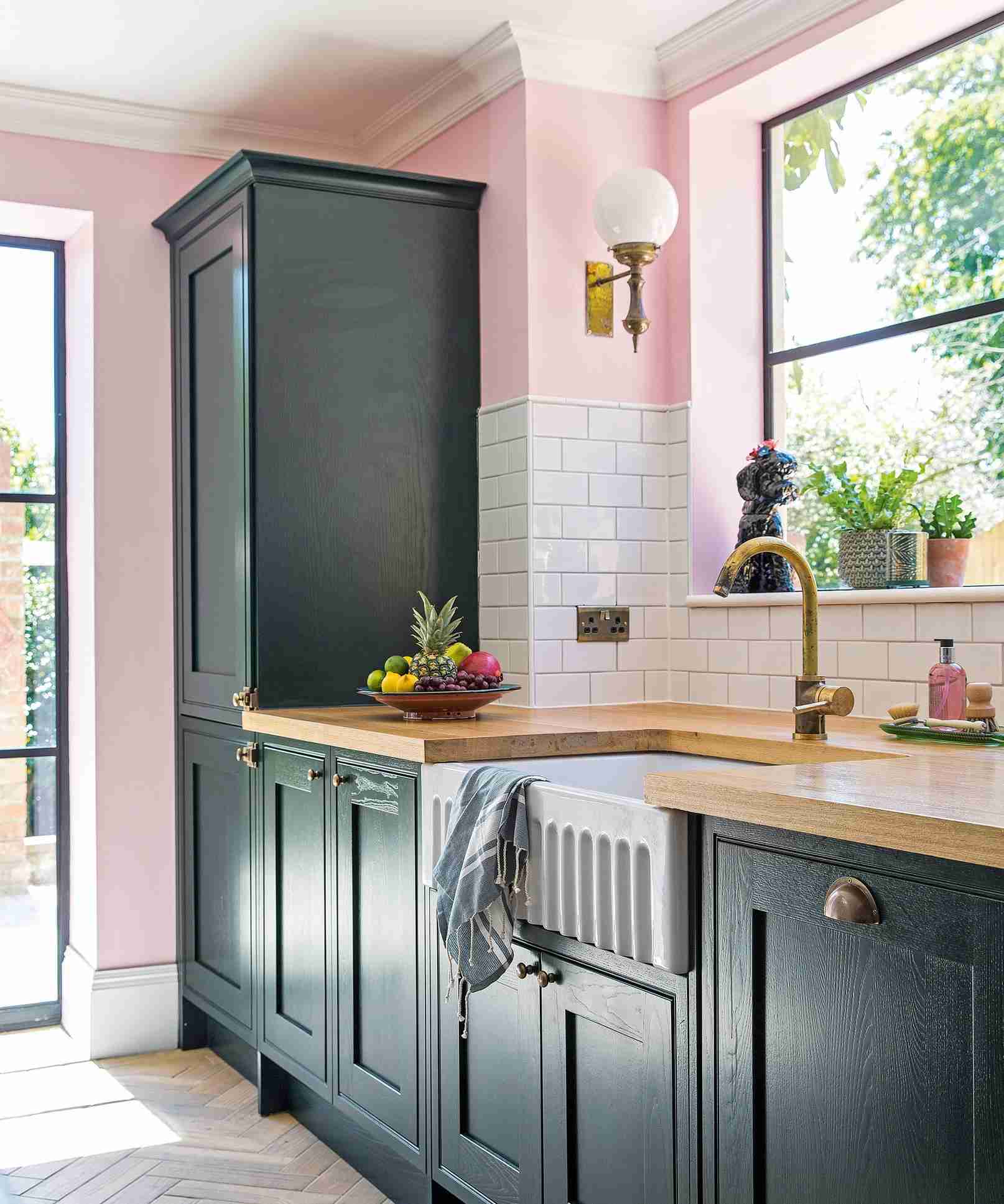 A wooden worktop around a kitchen sink, showing the repeatedly wetted area emphasized in the source care guidance.