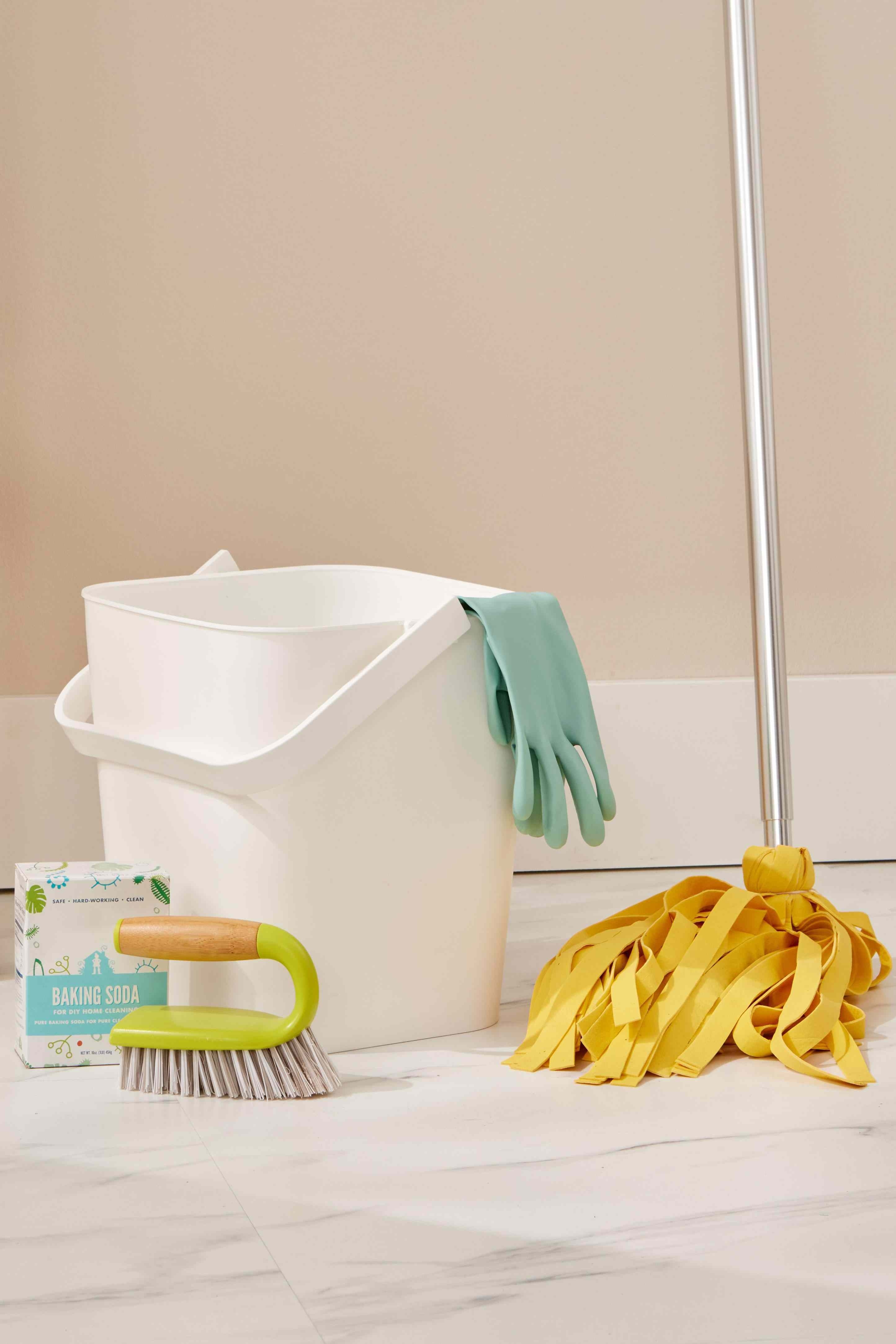 Choose a Mop That Collects Dirt From Ceramic Floors