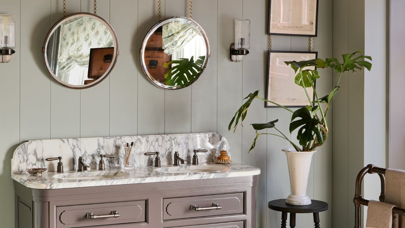 A Light Mist and Clean Microfiber for Mirror Smears