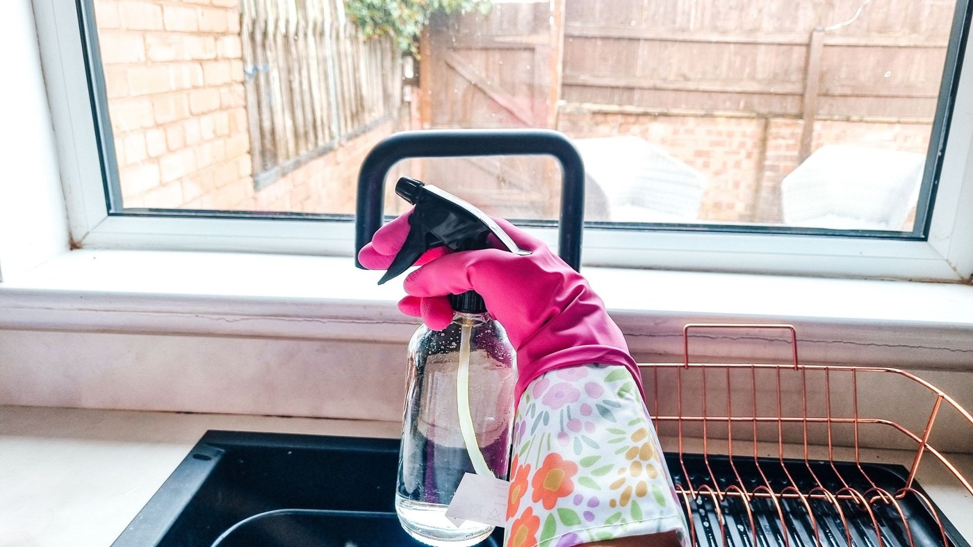 Control Drying when Using Vinegar on Compatible Window Glass