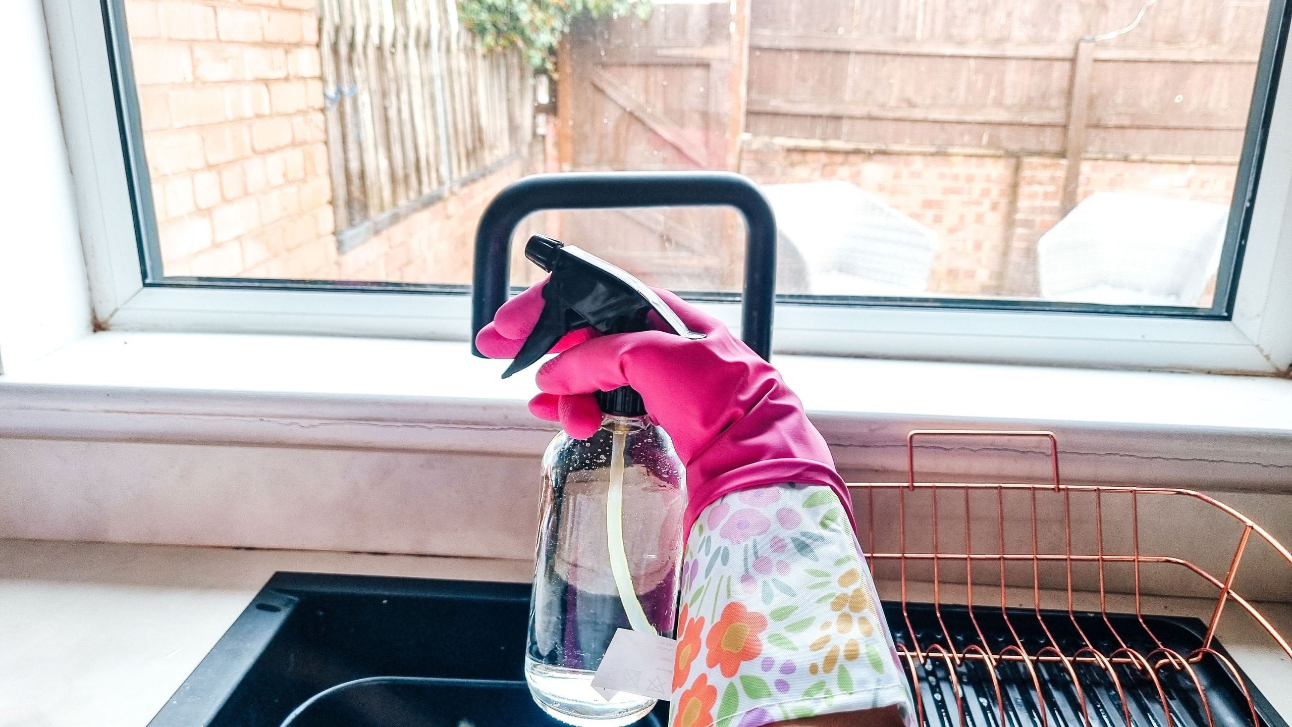 Control Drying when Using Vinegar on Compatible Window Glass